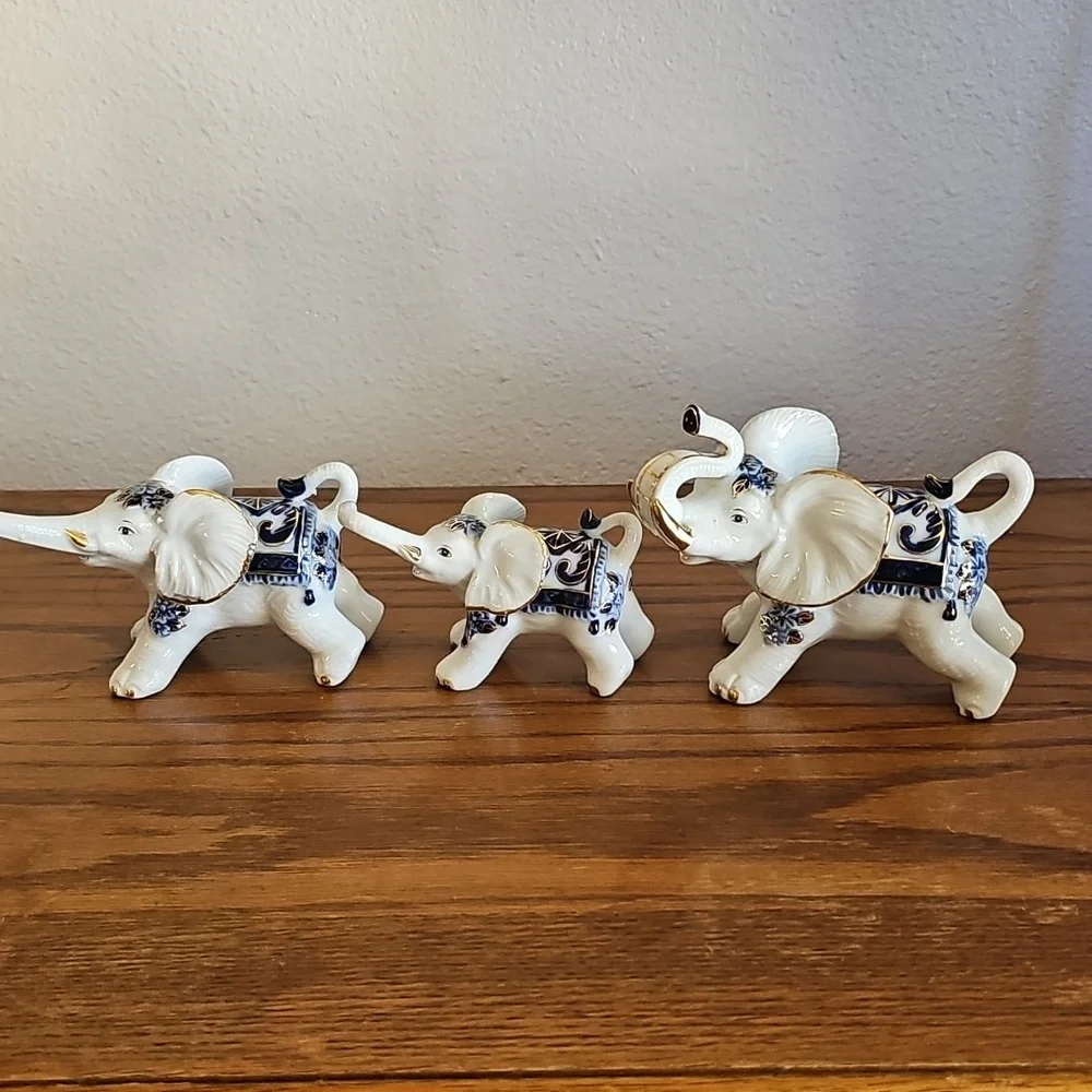 White Ceramic Elephant Figurine Family With 14K Gold Trim - Picture 5 of 13